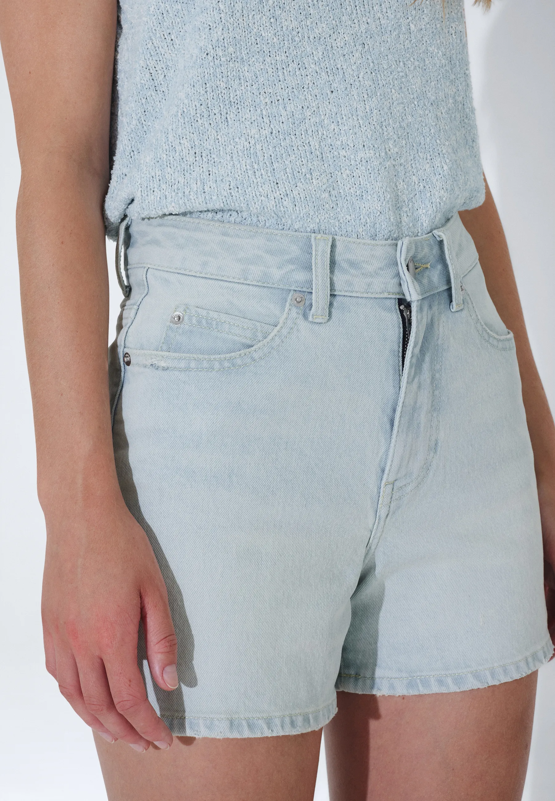 Nora Shorts - Bay Superlight Creme Worn - Image 9
